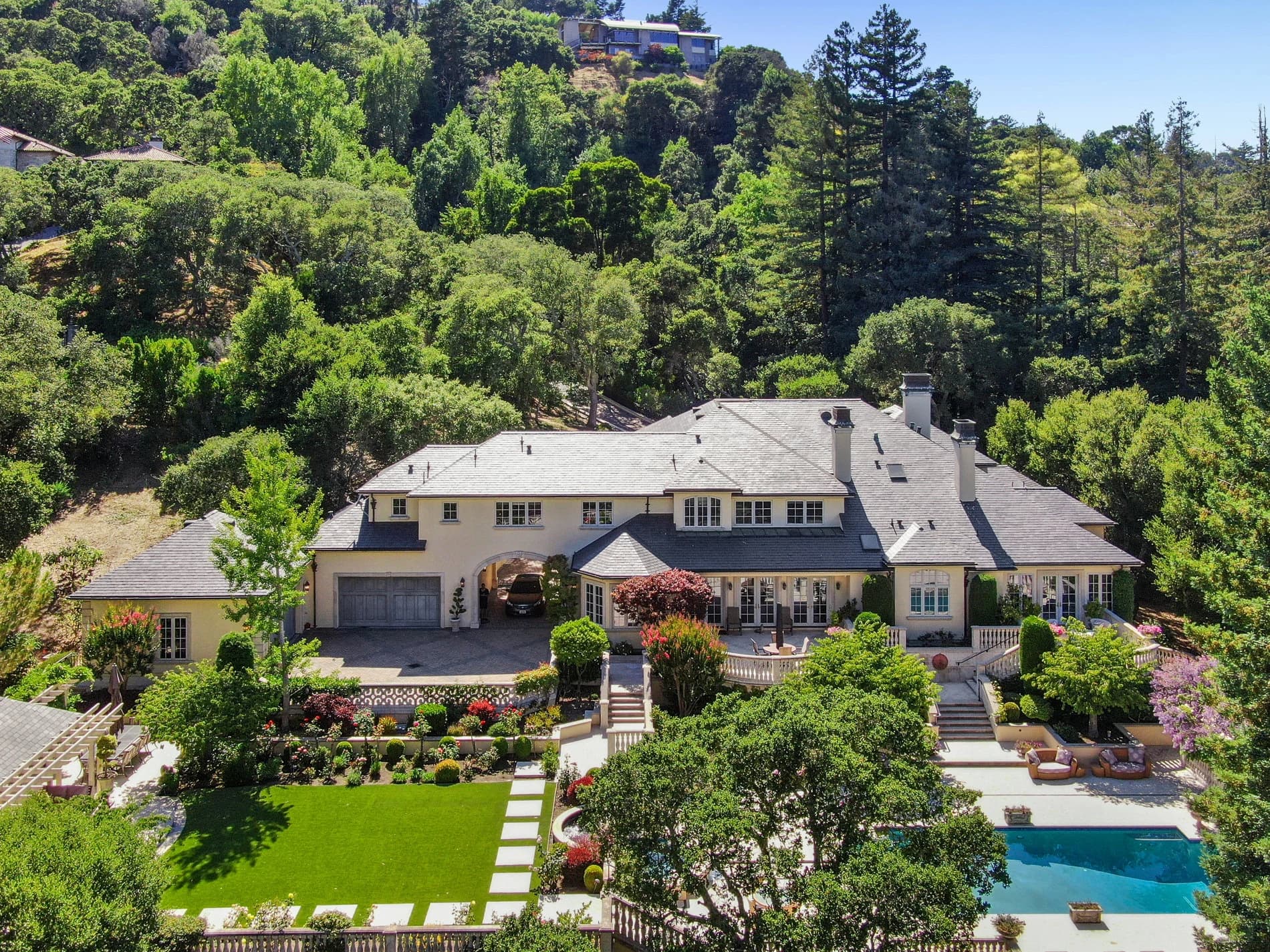 Like New Estate on Iconic Robin Road