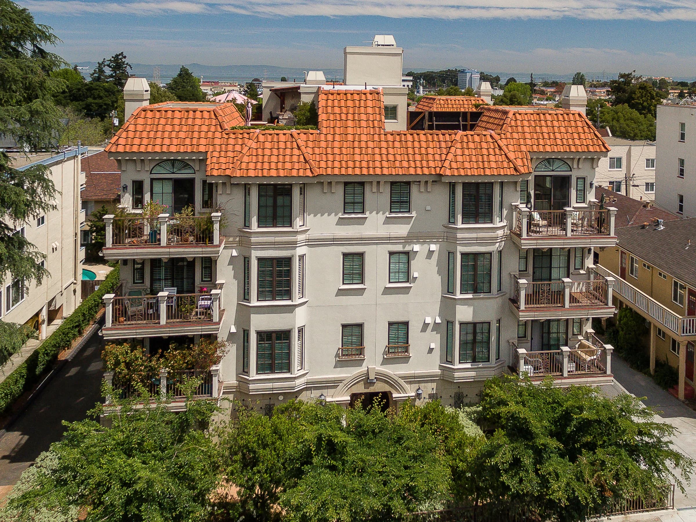 Burlingame Condo with Rooftop Deck