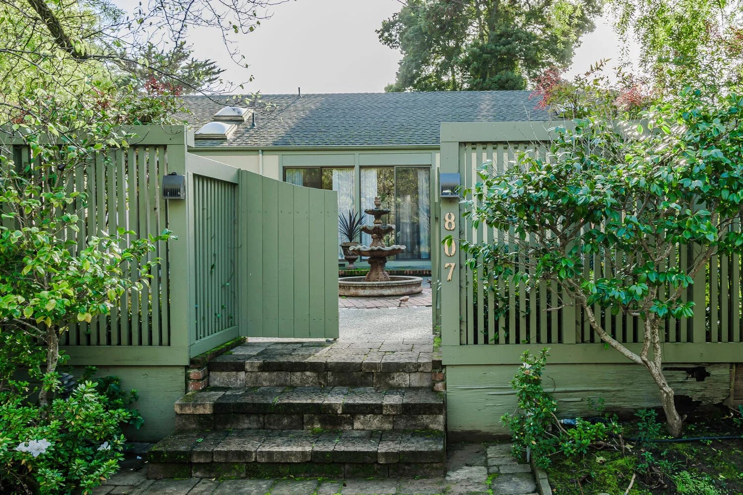 807 Eucalyptus Avenue — photo 1