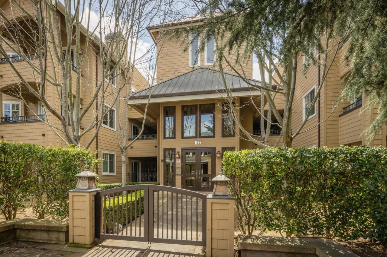 Menlo Square End Unit